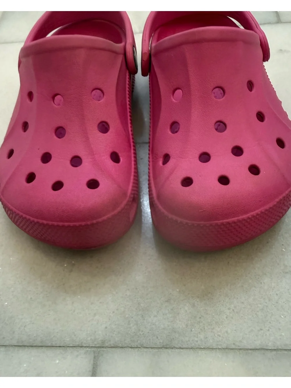 CROCS Kids Classic Clog in Bright Pink. Size 1